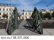 Почтовый мост, пешеходный мост через реку Мойку в Адмиралтейском районе. Санкт-Петербург, Россия. Он был построен в 1823-1824 гг. (2019 год). Стоковое фото, фотограф Наталья Волкова / Фотобанк Лори