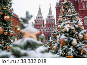Christmas decoration of the streets. Beautiful festive landscapes in the city. Decorated Christmas trees. New Year's Winter holidays 2023 (2018 год). Стоковое фото, фотограф Photojuli / Фотобанк Лори