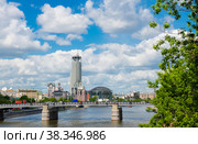 Вид на Swissotel Красные Холмы и Дом музыки в солнечный летний день. Москва. Россия (2022 год). Редакционное фото, фотограф E. O. / Фотобанк Лори