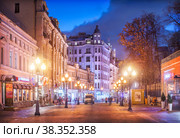 Улица Арбат в свете вечерних фонарей и Дом актера, Москва (2022 год). Редакционное фото, фотограф Baturina Yuliya / Фотобанк Лори