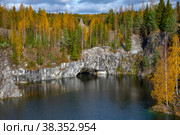 Золотая осень в Мраморном каньоне. Рускеала, Карелия (2022 год). Редакционное фото, фотограф Анна Карасева / Фотобанк Лори