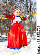 Shrovetide doll prepared for burning at the winter farewell festival Maslenitsa (2018 год). Редакционное фото, фотограф FotograFF / Фотобанк Лори