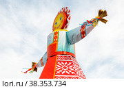 Big doll for the burning as symbol of winter during the Maslenitsa or Pancake Week (2018 год). Редакционное фото, фотограф FotograFF / Фотобанк Лори