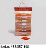 Фасованный порошок перца рядом с порошком красного горького перца. Packaged pepper powder next to red hot pepper powder. Стоковое фото, фотограф Наталья Пеньшина / Фотобанк Лори