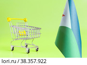 Пустая металлическая корзина для покупок и флаг Республики Джибути концепция потребительской корзины. Стоковое фото, фотограф Лозовая Людмила / Фотобанк Лори