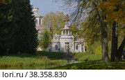 Екатерининский парк (Царское Село). Верхние пруды, Китайская беседка. Catherine Park (Tsarskoye Selo). Upper Ponds, Chinese gazebo. (2021 год). Редакционное видео, видеограф Евгений Романов / Фотобанк Лори