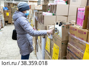 Woman shopping in the Svetofor retail discounter (2021 год). Редакционное фото, фотограф FotograFF / Фотобанк Лори