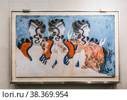Фреска "Дамы в голубом" из Кносского дворца. Археологический музей в Ираклионе, Крит, Греция (2017 год). Редакционное фото, фотограф Наталья Волкова / Фотобанк Лори