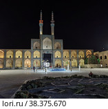 Комплекс Амира Чакмак в Йезде (2022 год). Редакционное фото, фотограф Максим Гулячик / Фотобанк Лори