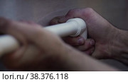 Руки мужчины соединяют нагретую полипропиленовую трубу с уголком.Сварка полипропиленовых труб с помощью специального сварочного аппарата. Сантехнические работы. Стоковое видео, видеограф Гребенев Пётр / Фотобанк Лори