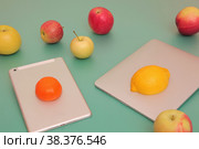 Импортозамещение. Планшеты с фруктами вместо логотипов. Шуточный натюрморт. Стоковое фото, фотограф Татьяна Бакуменко / Фотобанк Лори