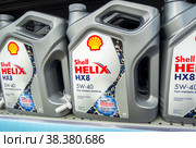 Shell Helix HX8 motor oil in plastic canisters (2021 год). Редакционное фото, фотограф FotograFF / Фотобанк Лори