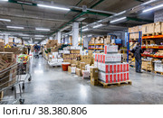 Interior of the retail discounter Mayak (2021 год). Редакционное фото, фотограф FotograFF / Фотобанк Лори