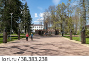 Мемориал воинской славы "Аллея героев" в сквере на улице Солнцева майским солнечным днем. Город Руза, Рузский район Московской области, Россия (2022 год). Редакционное фото, фотограф Наталья Николаева / Фотобанк Лори