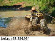 Спортсмен на квадроцикле в грязевом болоте,  MUD RING, на первом этапе гоночной серии F7 CHALLENGE 2021, Авто-мото трасса Бурцево. Редакционное фото, фотограф Pukhov K / Фотобанк Лори
