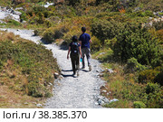 Hooker valley, New Zealand - 26 Dec 2018: Trekking in Hooker valley, New Zealand. Редакционное фото, фотограф Сергей Стрелков / Фотобанк Лори