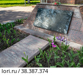Мемориал воинской славы "Аллея героев" в сквере на улице Солнцева в городе Руза. Памятная доска с перечнем воинских соединений, участвовавших в освобождении Рузского района в 1941-1942 годах. Имена погибших партизан - защитников Рузы. Рузский район Московской области, Россия (2022 год). Редакционное фото, фотограф Наталья Николаева / Фотобанк Лори