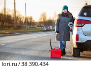 Автомобилистка ждет помощи на дороге, заглохший автомобиль с пустым баком топлива. Стоковое фото, фотограф Кекяляйнен Андрей / Фотобанк Лори