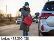 Девушка водитель собирается заправить автомобиль из пластиковой канистры. Стоковое фото, фотограф Кекяляйнен Андрей / Фотобанк Лори
