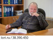 Портрет задумчивого пожилого бизнесмена, сидящего за столом в кабинете. Стоковое фото, фотограф Кекяляйнен Андрей / Фотобанк Лори