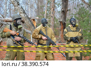 Военные в противогазах с оружием стоят в зоне радиации. Стоковое фото, фотограф Виталий Михайлюк / Фотобанк Лори