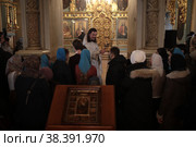 Священник Александр Тарабрин в новодевичьем монастыре в день рукоположения (2021 год). Редакционное фото, фотограф Дмитрий Неумоин / Фотобанк Лори