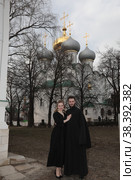 Диакон Максим Савинков с сестрой после зачисления митрополита Крутицкого и Коломенского Ювеналия "за штат" (2021 год). Редакционное фото, фотограф Дмитрий Неумоин / Фотобанк Лори