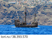 A copy of the historic ship of Christopher Columbus Santa Maria on a pleasure voyage off the coast of Madeira (2012 год). Редакционное фото, фотограф Михаил Аккуратoв / Фотобанк Лори