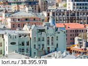Вид сверху на доходный дом Филатова (1904 г.). Народное название дома – Дом под рюмкой. Расположен на улице Остоженка в Москве, Россия. (2021 год). Стоковое фото, фотограф Pukhov K / Фотобанк Лори