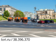 Городские дорожные службы дезинфицируют улицы в центре Москвы во время эпидемии коронавируса COVID-19 в России. Поливальные машины моют асфальт городской дороги, Москва, Россия (2021 год). Редакционное фото, фотограф Pukhov K / Фотобанк Лори
