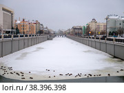 Река Булак - канал в Вахитовском районе Казани зимним вечером. Название реки произошло от устаревшего татарского слова Болак, означающего речка. Казань, Республика Татарстан, Россия (2020 год). Стоковое фото, фотограф Pukhov K / Фотобанк Лори