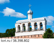 Звонница Софийского собора на фоне голубого неба с белыми облаками. Новгородский детинец (Новгородский кремль). Летний солнечный день. Великий Новгород. Россия (2022 год). Редакционное фото, фотограф E. O. / Фотобанк Лори