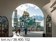 Istra, Russia-August 10, 2019: resurrection Cathedral in the new Jerusalem monastery on a Sunny summer day. Tourist attractions in Russia. Редакционное фото, фотограф Оксана Медведева / Фотобанк Лори