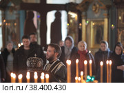 Люди на литургии в Успенском храме Новодевичьего монастыря (2018 год). Редакционное фото, фотограф Дмитрий Неумоин / Фотобанк Лори