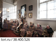 Великий четверг в Бобреневом монастыре, митрополит Ювеналий и духовенство в алтаре (2018 год). Редакционное фото, фотограф Дмитрий Неумоин / Фотобанк Лори