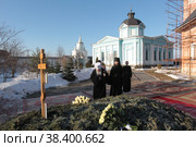 Панихида на месте захоронения епископа Можайского Григория (Чиркова), митрополит Ювеналий и игумен Пётр (Дмитриев) (2018 год). Редакционное фото, фотограф Дмитрий Неумоин / Фотобанк Лори