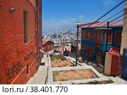 Valparaiso, Chile - 30 Dec 2019. The vintage street with art in Valparaiso, Pacific coast, Chile. Редакционное фото, фотограф Сергей Стрелков / Фотобанк Лори