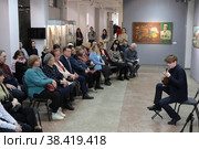Люди на открытии выставки 3-й биеннале Наивного искусства в Балашихе (2022 год). Редакционное фото, фотограф Дмитрий Неумоин / Фотобанк Лори