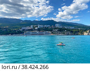 Вид на детский лагерь "Артек" с моря, Гурзуф, Крым (2022 год). Редакционное фото, фотограф Мария Кылосова / Фотобанк Лори