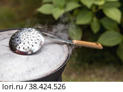 Рецепт приготовления картофеля с мясом и овощами в казане на природе. Приготовление еды. Кулинарные рецепты. Пошаговая фото инструкция по приготовлению. Стоковое фото, фотограф Photojuli / Фотобанк Лори