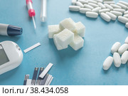 диагностика диабета, здравоохранение. концепция профилактики диабета. вид сверху глюкометра и тест-полосок для проверки уровня сахара в крови в домашних условиях. Стоковое фото, фотограф Оксана Медведева / Фотобанк Лори