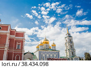 Город Тула, Россия. Свято-Успенский православный собор на территории Тульского Кремля. Дневное небо, теплый солнечный свет и блестящие купола. (2020 год). Стоковое фото, фотограф Photojuli / Фотобанк Лори