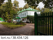 ЯСНАЯ ПОЛЯНА. ТУЛЬСКАЯ ОБЛАСТЬ. РОССИЯ - 12 сентября 2020 года: Дом Льва Толстого, известного русского писателя, в имении графа Льва Толстого в Ясной Поляне. Редакционное фото, фотограф Photojuli / Фотобанк Лори