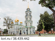 Город Тула, Россия. Свято-Успенский собор - православный собор в Тульском Кремле. Дневное голубое небо и теплый мягкий солнечный свет. Религия. Путешествия по России. (2020 год). Редакционное фото, фотограф Photojuli / Фотобанк Лори