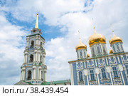 Город Тула, Россия. Свято-Успенский собор - православный собор в Тульском Кремле. Дневное голубое небо и теплый мягкий солнечный свет. Религия. Путешествия по России. (2020 год). Стоковое фото, фотограф Photojuli / Фотобанк Лори