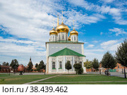 Город Тула, Россия. Свято-Успенский собор - православный собор в Тульском Кремле. Дневное голубое небо и теплый мягкий солнечный свет. Религия. Путешествия по России. (2020 год). Стоковое фото, фотограф Photojuli / Фотобанк Лори