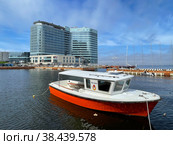 Катер спортивного общества ЦСКА на фоне отеля Hyatt Vladivostok, Burny. Владивосток, Россия (2022 год). Редакционное фото, фотограф Овчинникова Ирина / Фотобанк Лори
