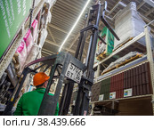 Работа электрического штабелера в строительном магазине (2021 год). Редакционное фото, фотограф Вячеслав Палес / Фотобанк Лори