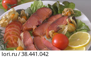 Chinook fish (Latin. Oncorhynchus tschawytscha) or cold-smoked royal salmon. Стоковое видео, видеограф Владимир Галкин / Фотобанк Лори