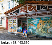 Киоск по продаже экскурсий. Город Евпатория (2022 год). Редакционное фото, фотограф Макаров Алексей / Фотобанк Лори